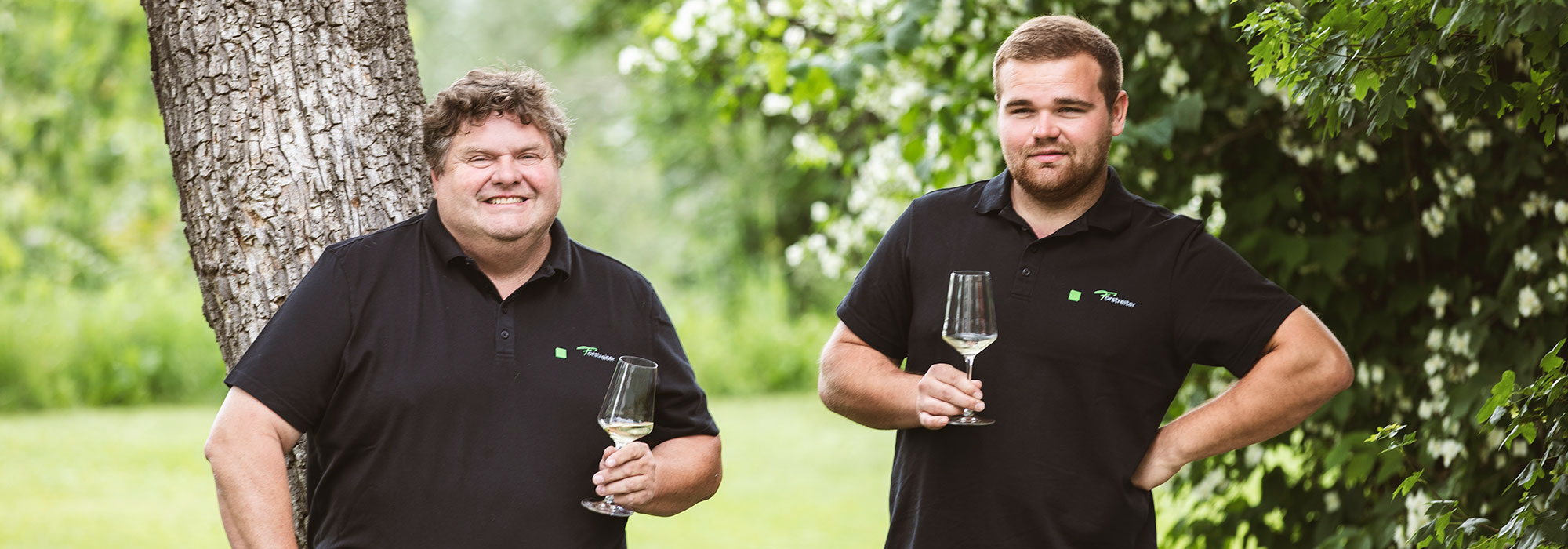 Meinhard und Daniel Forstreiter im Weingarten